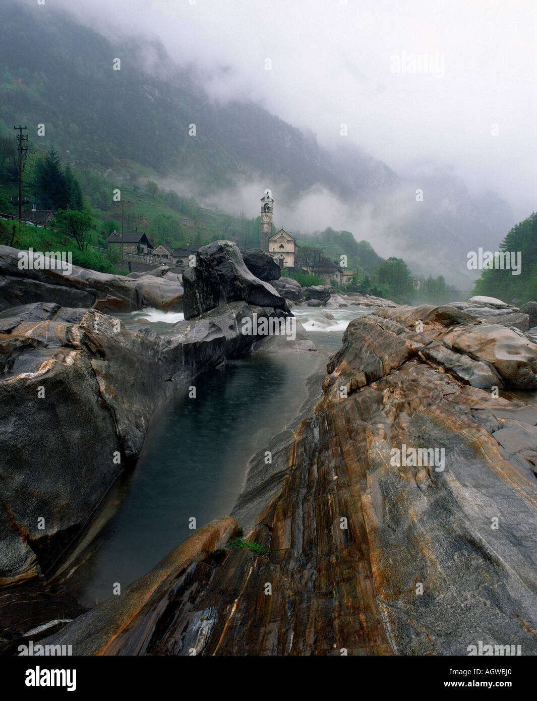 À l'église de la rivière de montagne / Lavertezzo Banque D'Images