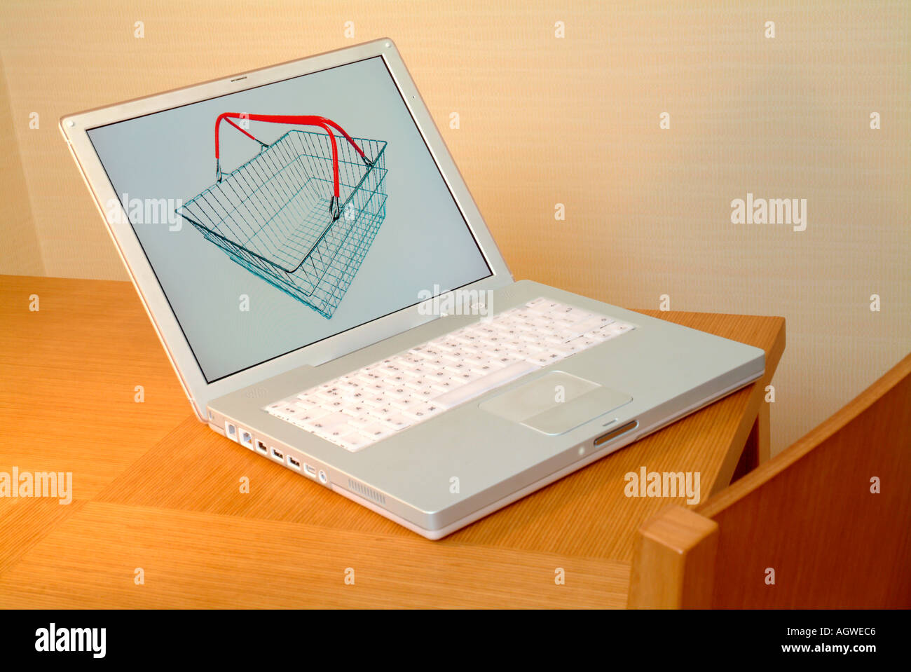 Ordinateur portable sur une table en bois Banque D'Images