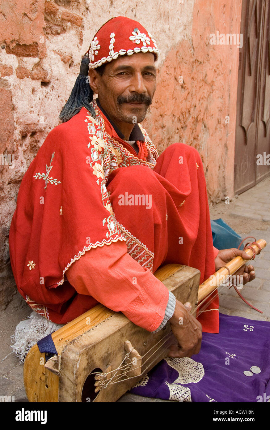 Musicien de rue en costume traditionnel Marrakech, Maroc Banque D'Images