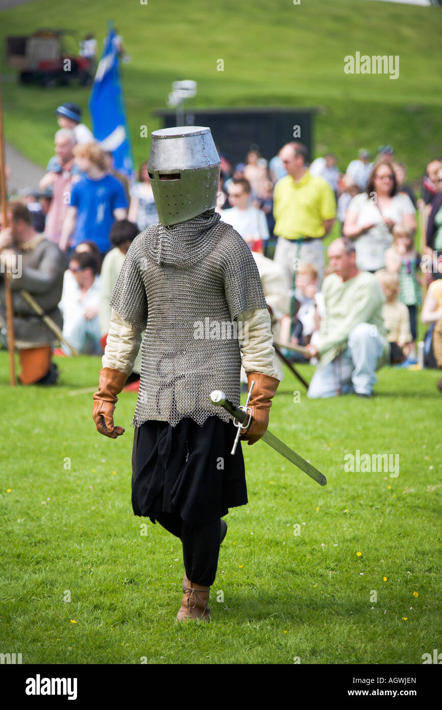 Soldat médiéval en cotte de sabre holding Banque D'Images