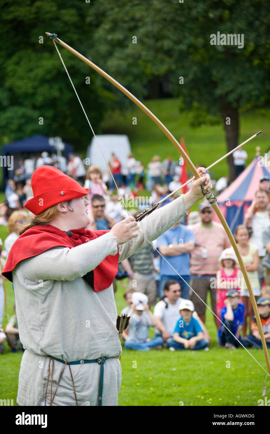 Femme archer longbow médiéval tir Banque D'Images