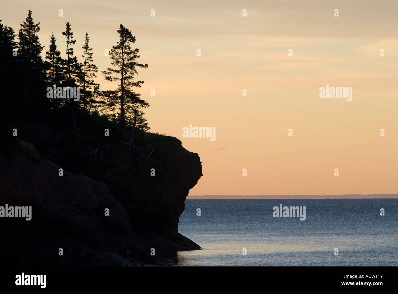 Falaises silhouette sur la baie de Fundy au St Martins Nouveau-brunswick Banque D'Images