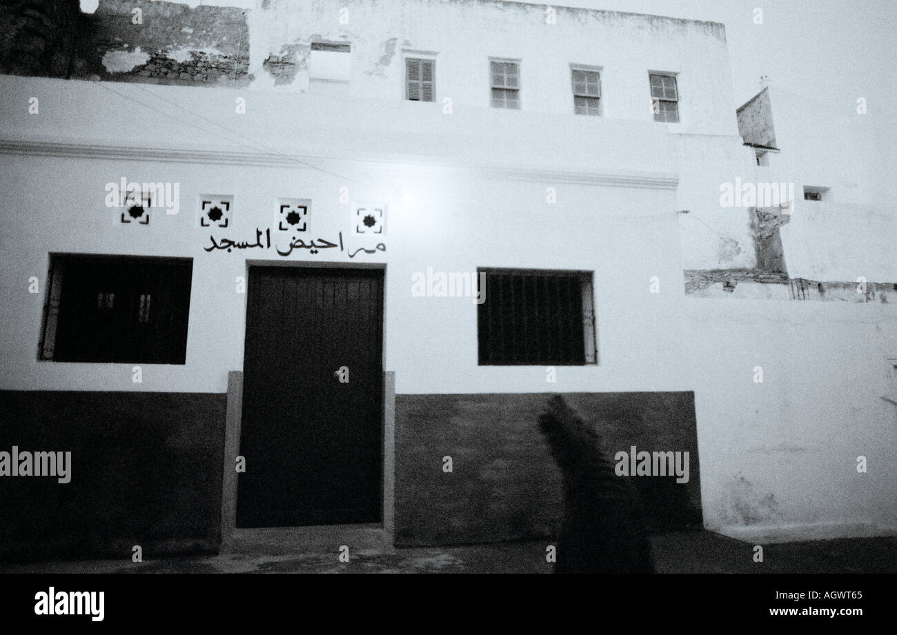 Twilit sinistre étrange scène dans le souk medina à Asilah au Maroc au Maghreb en Afrique du Nord Sahara. La tombée de la nuit les rues de style mauresque Banque D'Images