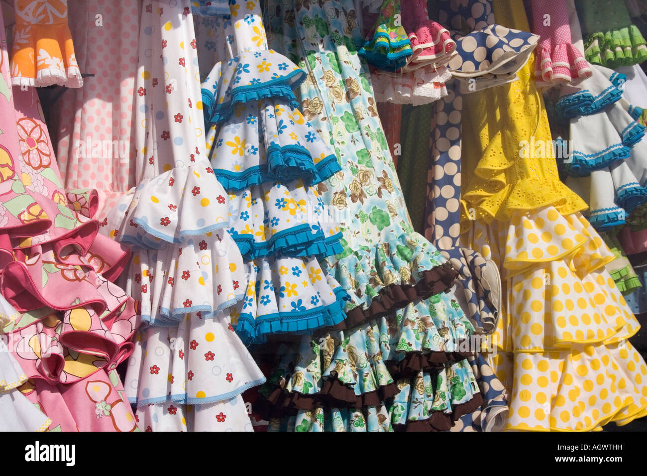 Ligne de robes de flamenco espagnol coloré en vente en boutique Photo Stock  - Alamy
