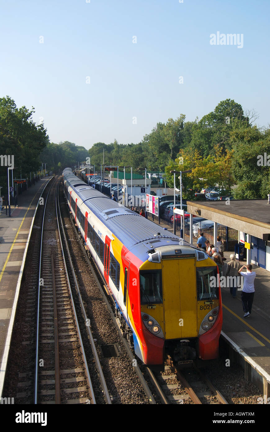 Train en gare, Virginia Water Mill, Virginia Water, Surrey, Angleterre, Royaume-Uni Banque D'Images