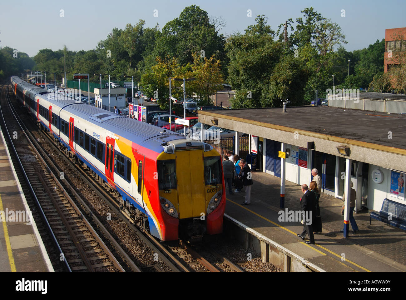 Train en gare, Virginia Water Mill, Virginia Water, Surrey, Angleterre, Royaume-Uni Banque D'Images