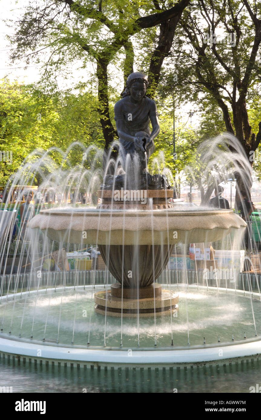 Fontaine à l'extérieur de Phra Sri Ratana chedi, le Grand Palais, Thaïlande Banque D'Images
