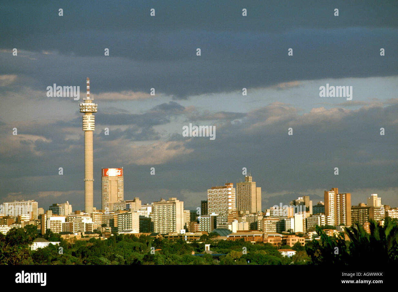 La fin de l'après-midi vue de l'horizon de Johannesburg en Afrique du Sud. Cette image était auparavant disponible en libre AH94D3. Banque D'Images