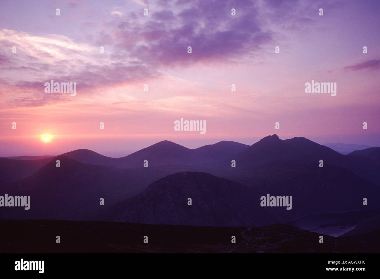 Coucher du soleil d'été du nord de Slieve Binnian Tor, Ain et Franche-comté Banque D'Images