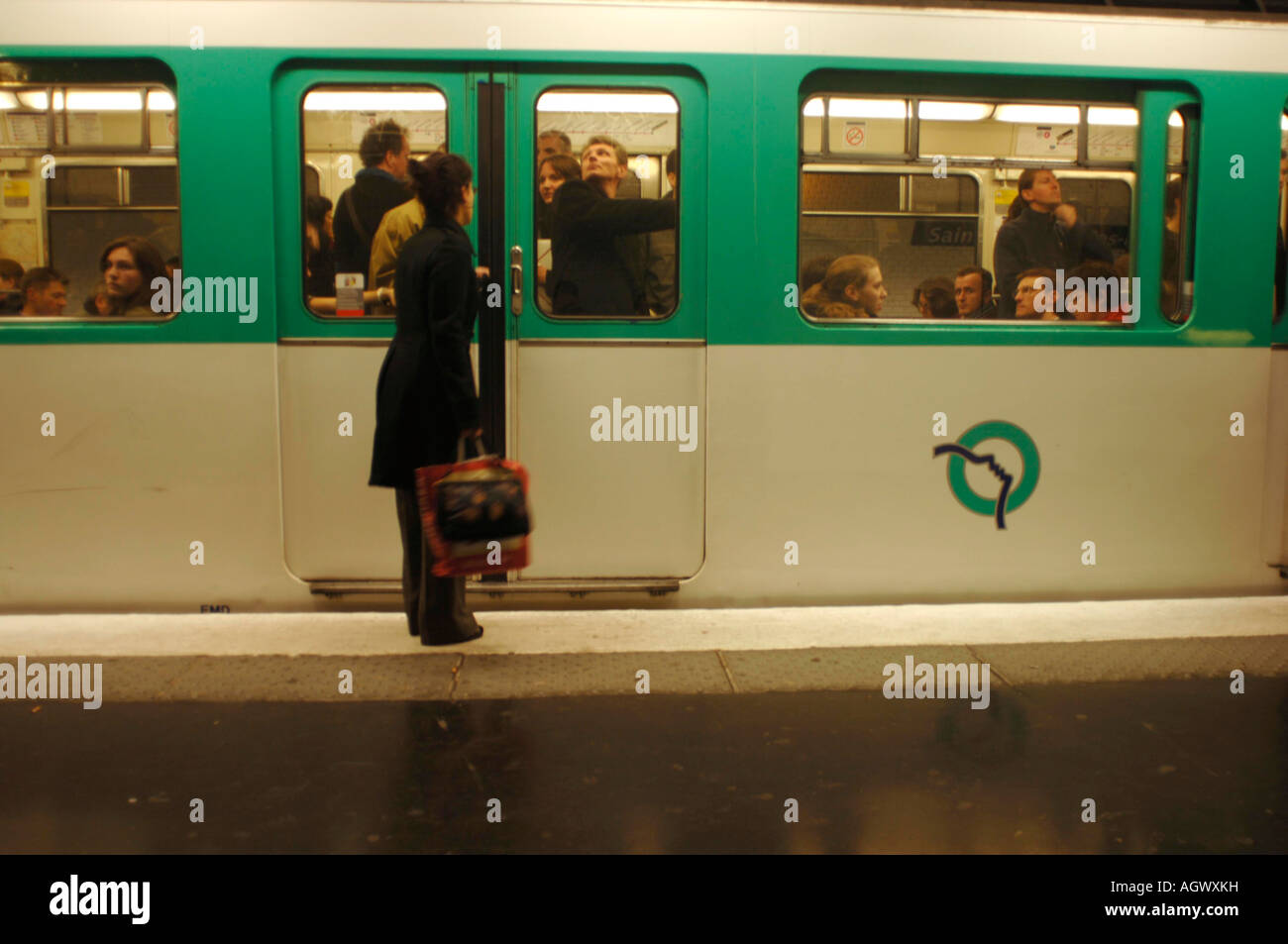Les parisiens en attente d'un train sur le métro de Paris à la gare de St Germain des Prés Banque D'Images