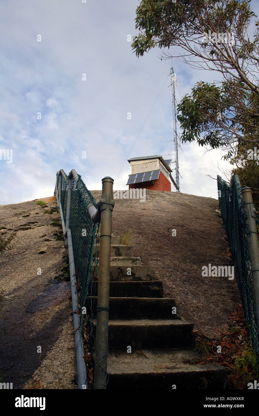 Station de relais de communications alimenté par des panneaux solaires, Mt Frankland région sauvage de l'ouest de l'Australie Walpole Banque D'Images