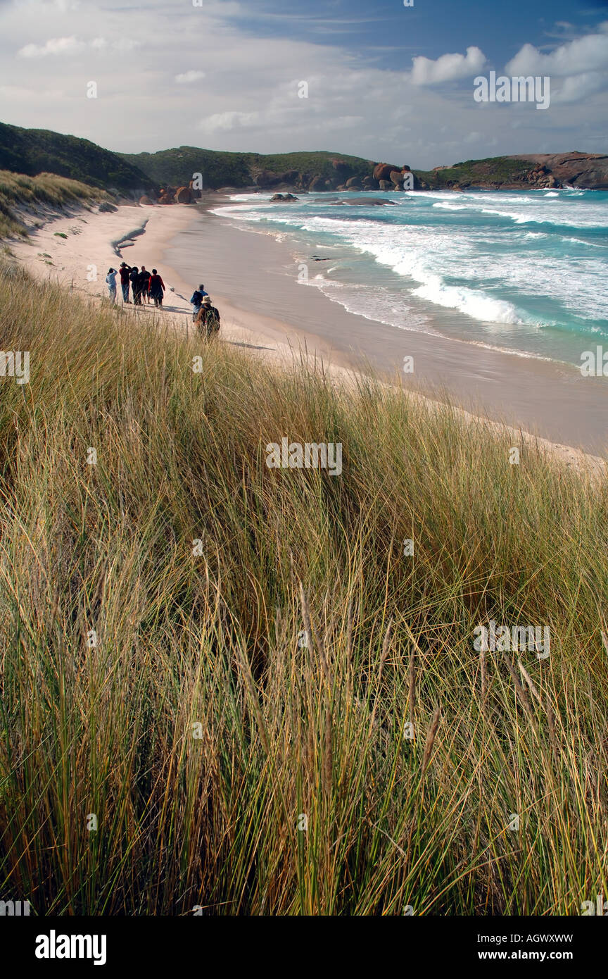 Groupe de personnes à marcher le long de la plage de Shelly à distance vers Rocky Head Nornalup Walpole National Park Australie Occidentale Banque D'Images