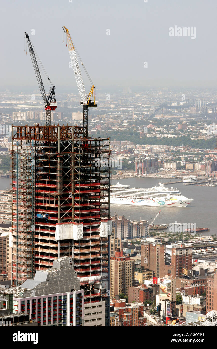 Grues hautes sur le dessus d'un nouveau gratte-ciel de New York City, USA. Banque D'Images