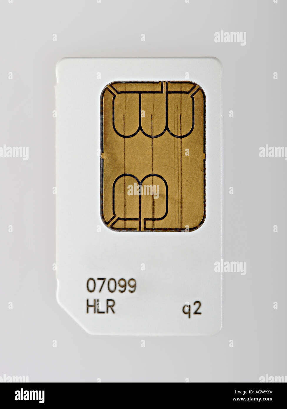 La carte SIM de téléphone mobile utilisé sur fond blanc (les nombres sur la carte, le logo altérées de transporteur enlevé) Banque D'Images