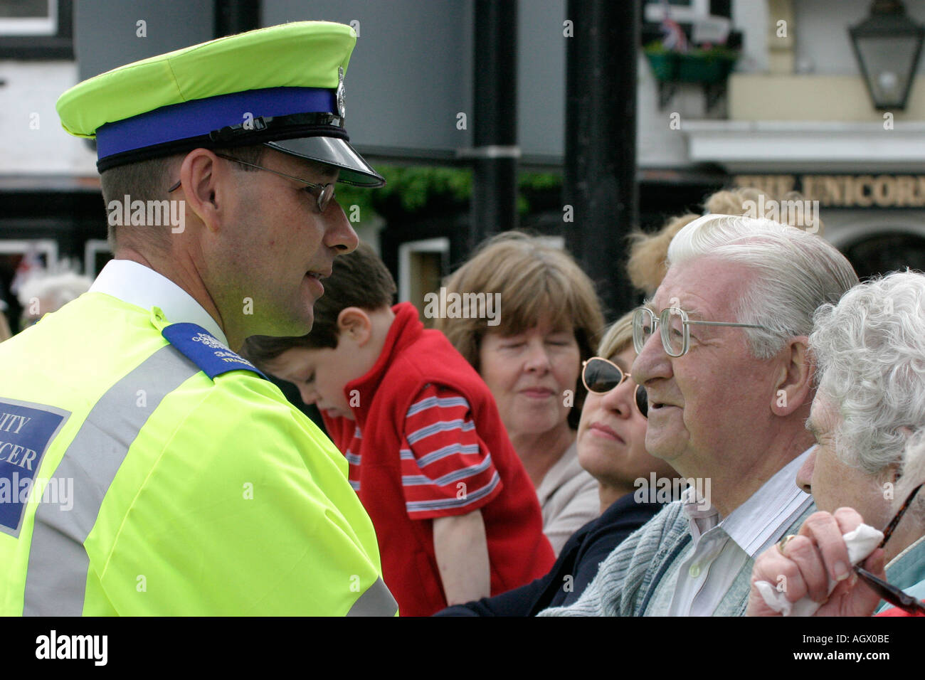 Agent de soutien communautaire de North Yorkshire Police parler aux membres du public l'Angleterre Banque D'Images