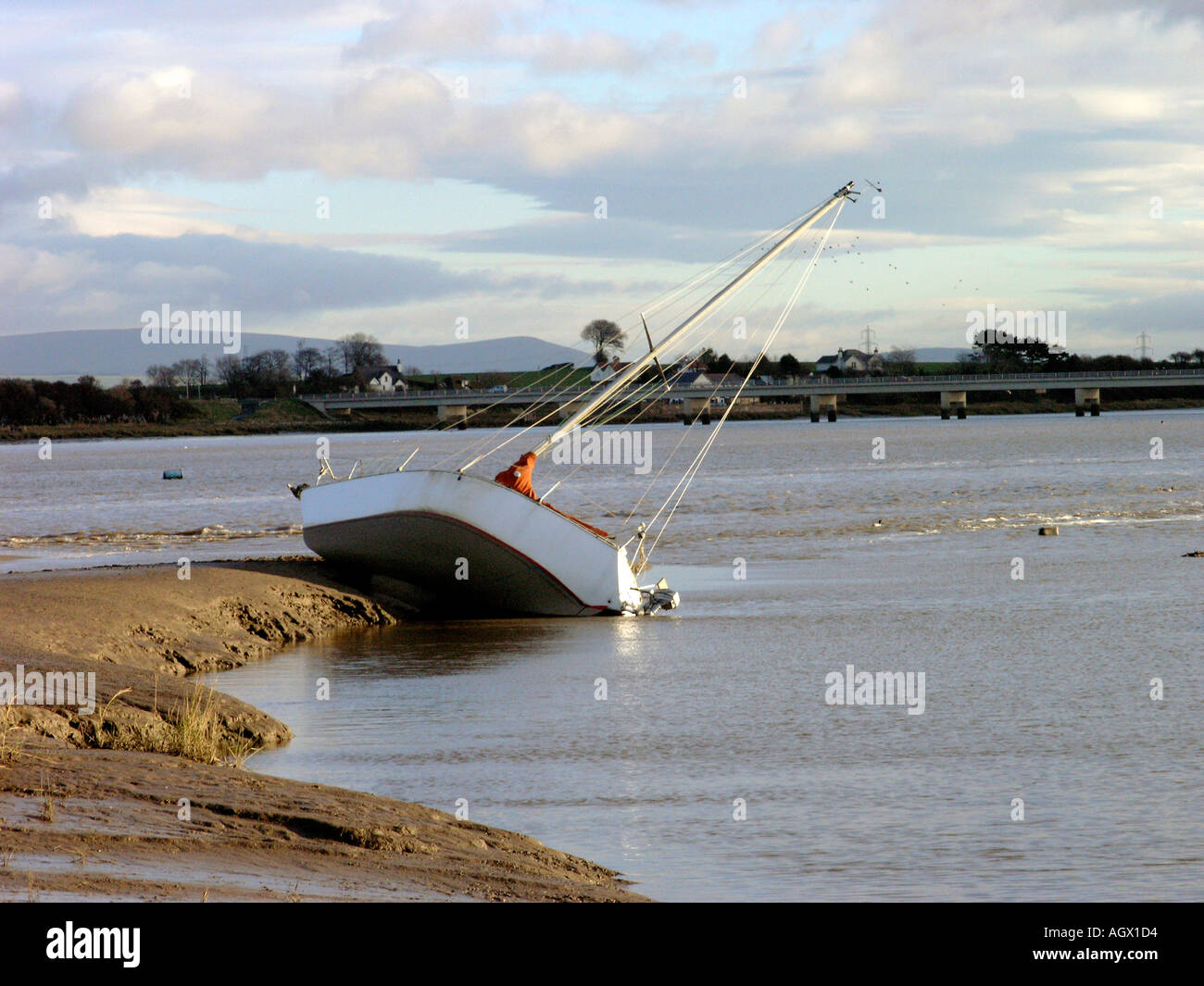 Yacht échoués qui ont raté l'entrée de Skippool Creek dans le Lancashire en Angleterre Banque D'Images