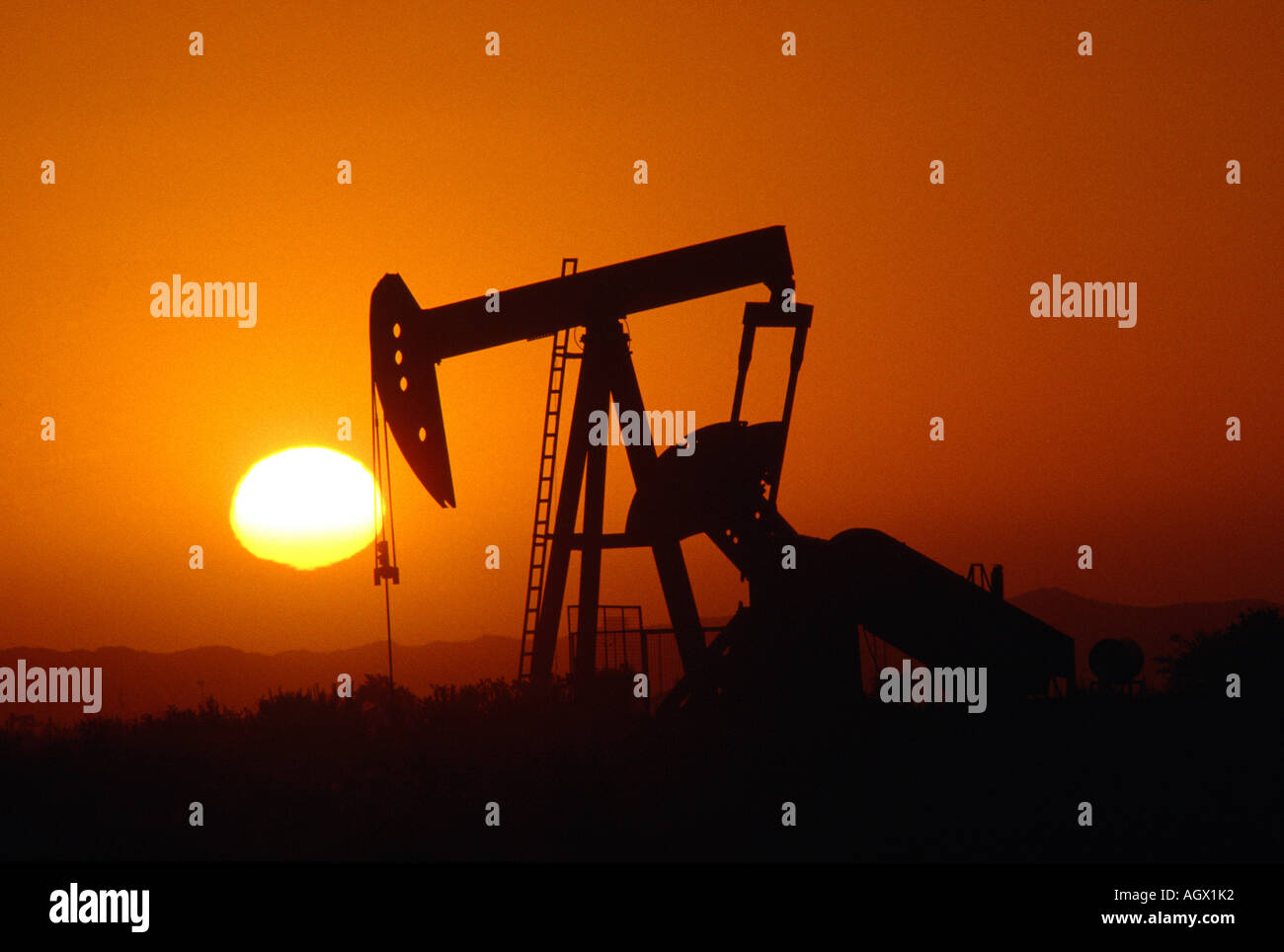 L'extraction du pétrole au coucher du soleil Banque D'Images