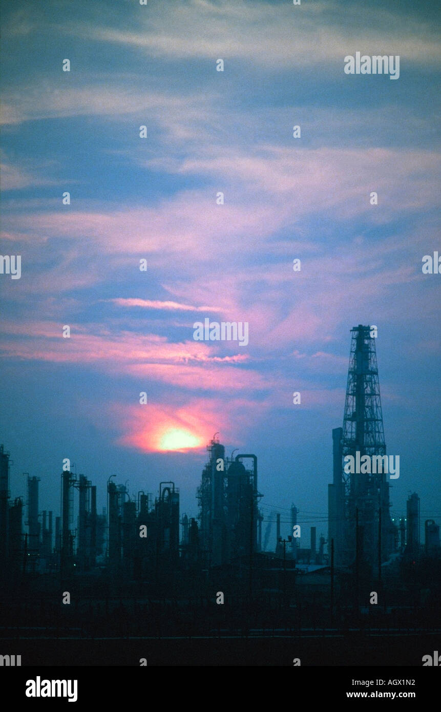 Coucher de soleil sur une raffinerie de pétrole. Banque D'Images