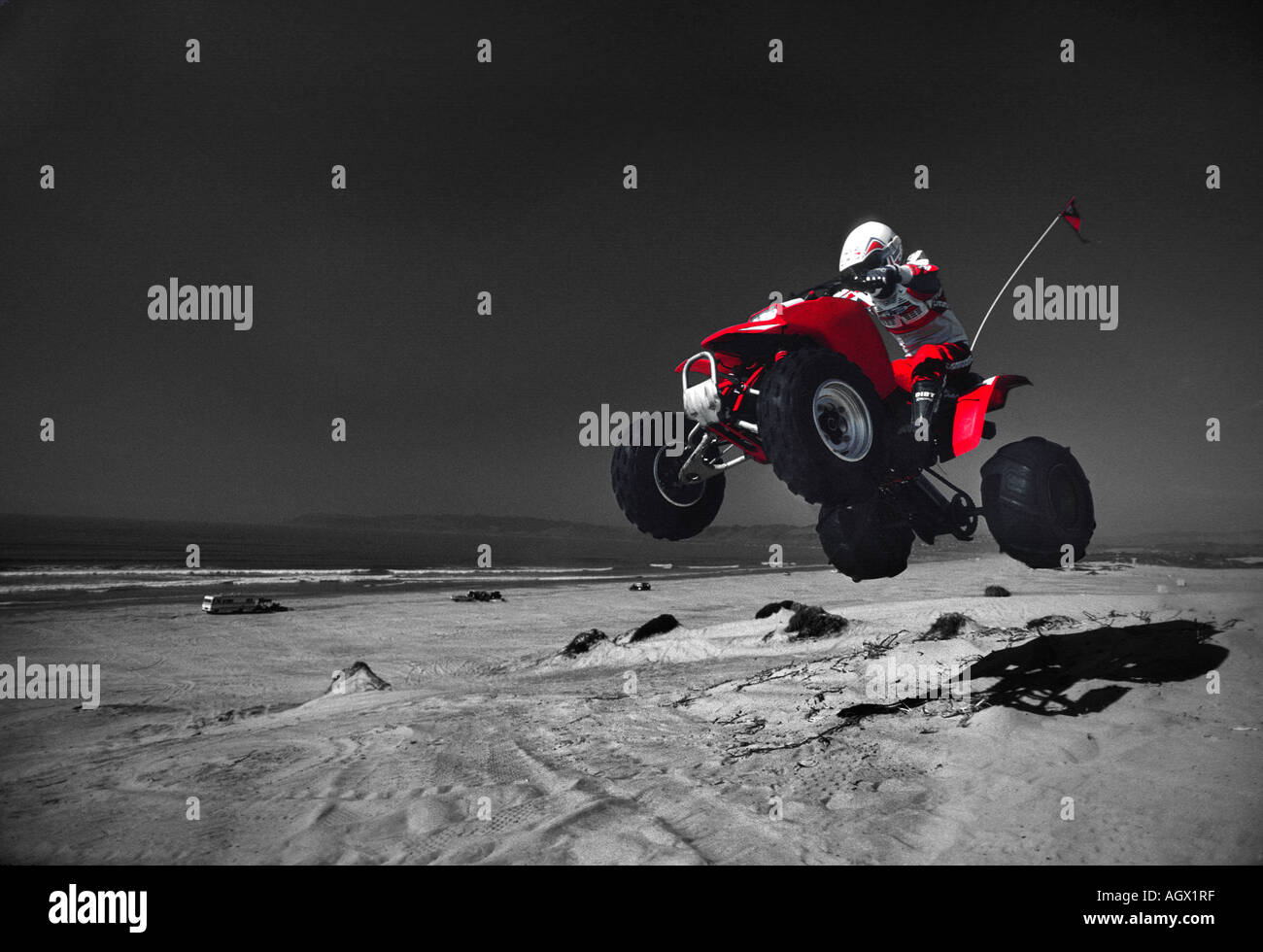 Un véhicule tout terrain est à l'air dans les dunes de sable à l'échelle à Pismo Beach, Californie Banque D'Images