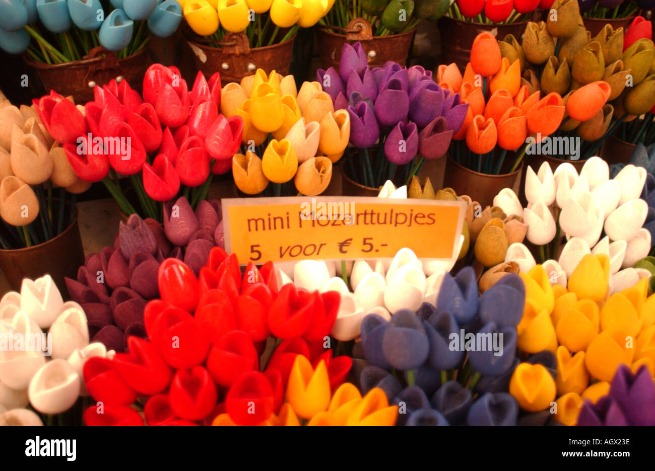 Amsterdam. La Hollande. Le Marché aux Fleurs. Tulipes bois artificiel pour la vente. Banque D'Images