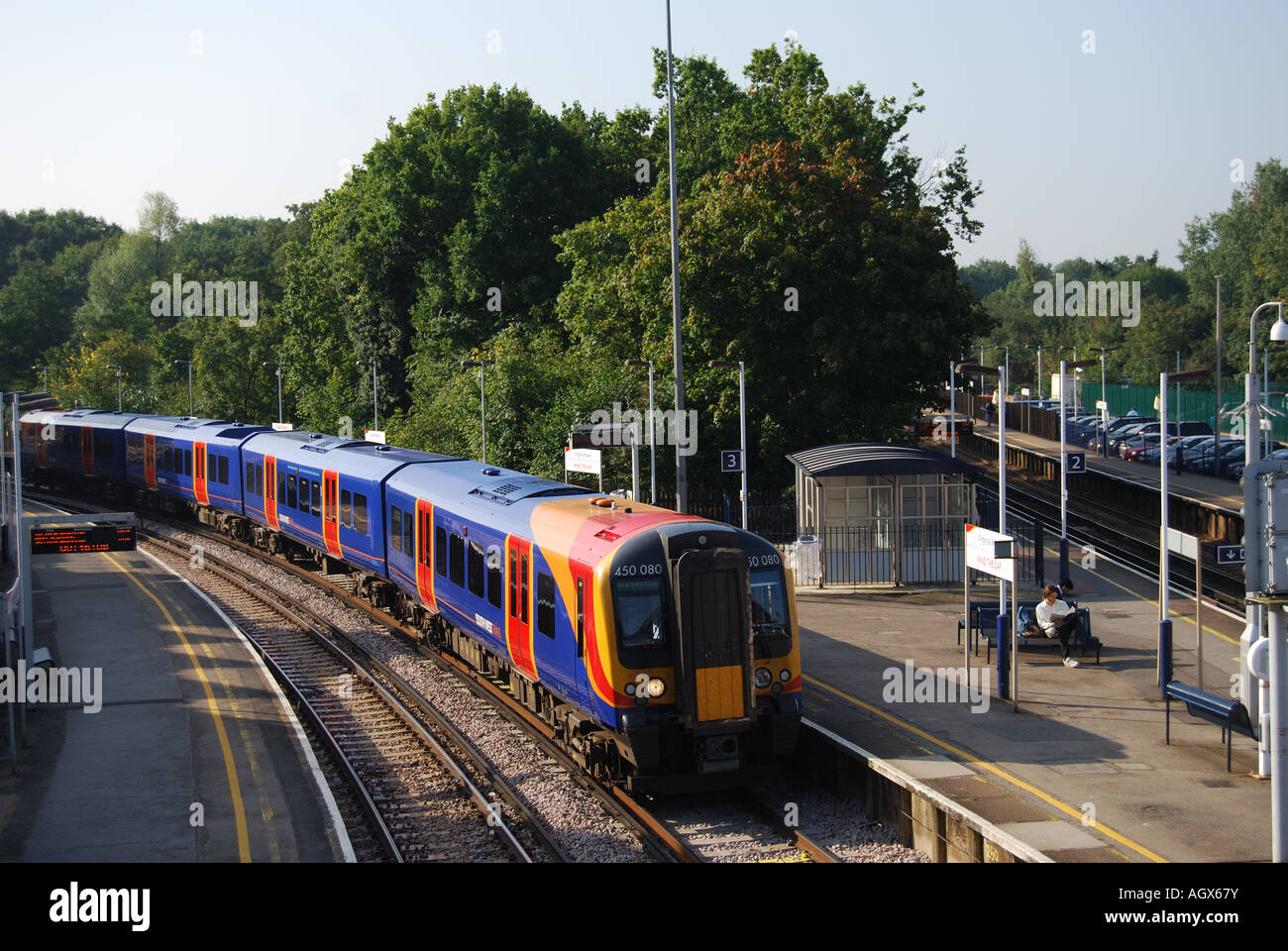 Train en gare, Virginia Water Mill, Virginia Water, Surrey, Angleterre, Royaume-Uni Banque D'Images