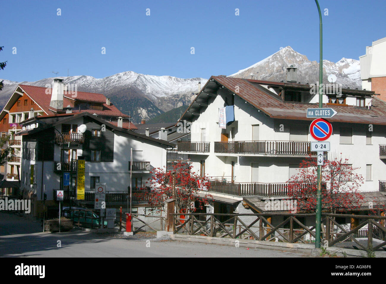 Chalets sur la Via Clotes avec montagnes en distance Sauze d Oulx Italie Jeux Olympiques d'hiver de 2006 à Turin Banque D'Images