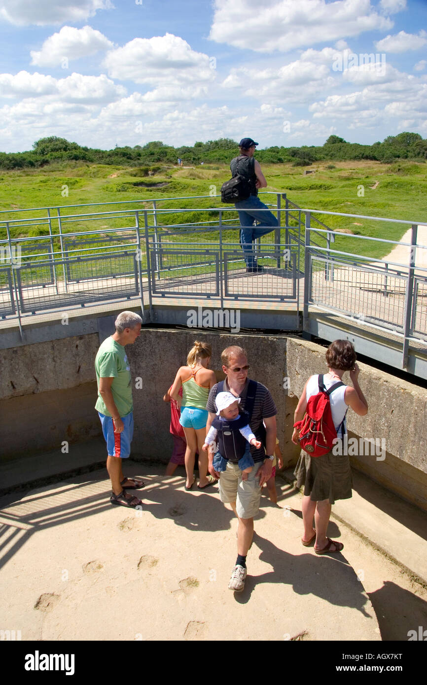 Les touristes visitent bunkers allemands sur la côte de la Normandie, dans le nord de la France Banque D'Images
