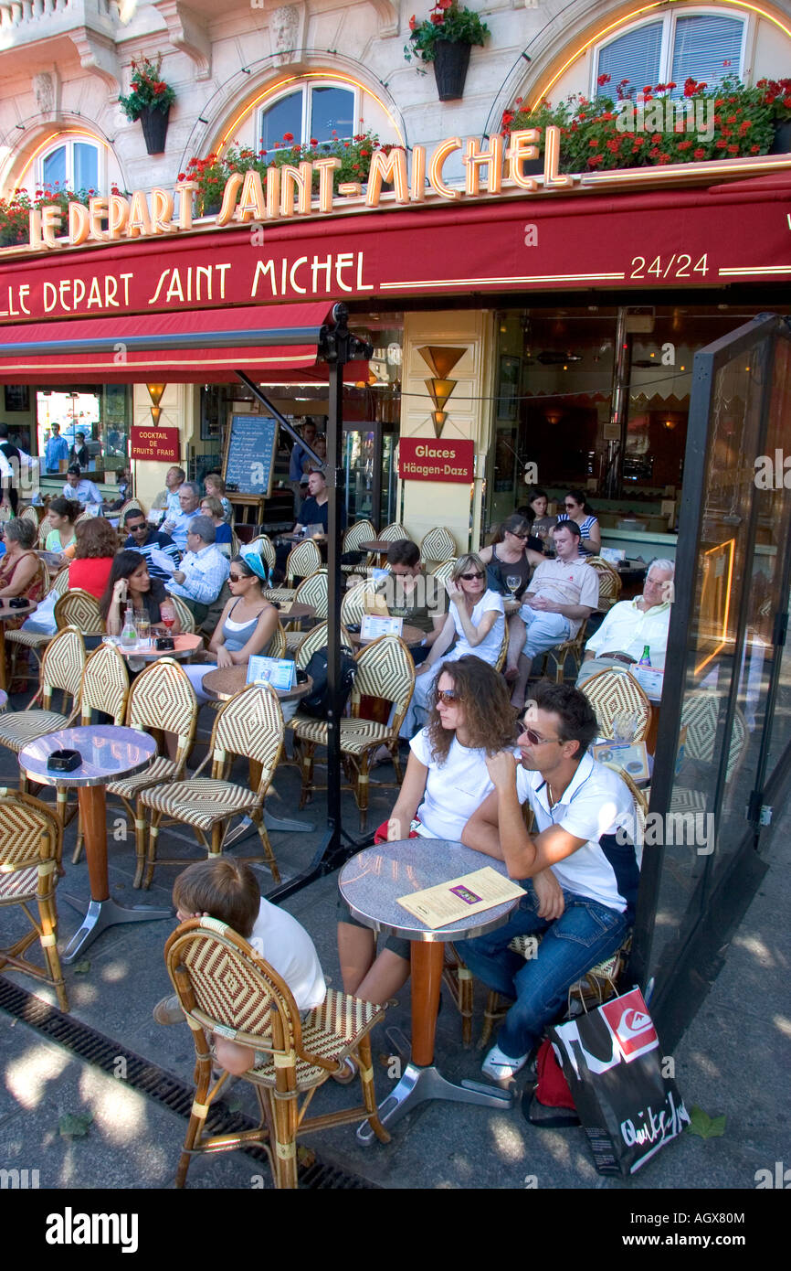 Personnes dîner en plein air au café Le Départ Saint Michel ouvert 24 heures à Paris France Banque D'Images