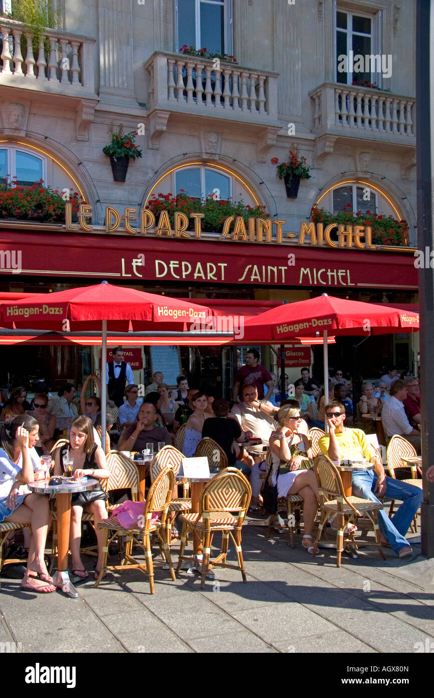 Personnes dîner en plein air au café Le Départ Saint Michel ouvert 24 heures à Paris France Banque D'Images