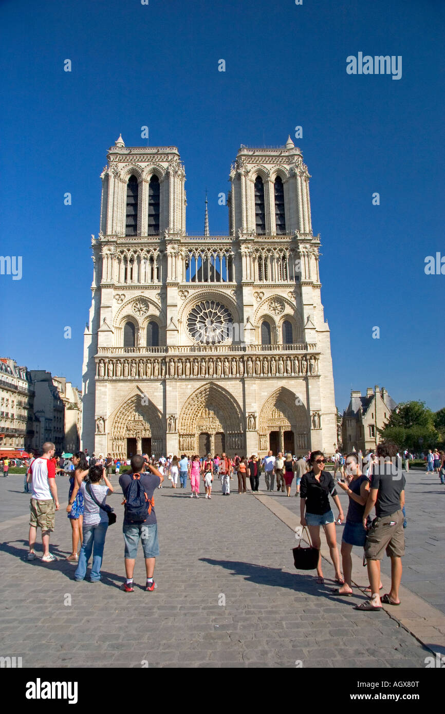 Les visiteurs de prendre des photos de la Cathédrale Notre Dame de Paris France Banque D'Images