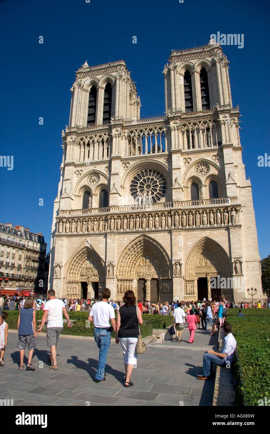 Visiteurs à la Cathédrale Notre Dame de Paris France Banque D'Images