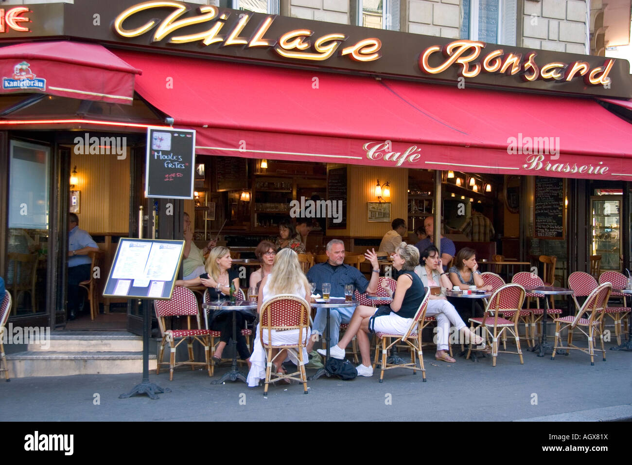 Personnes dîner dehors dans un café à Paris France Banque D'Images