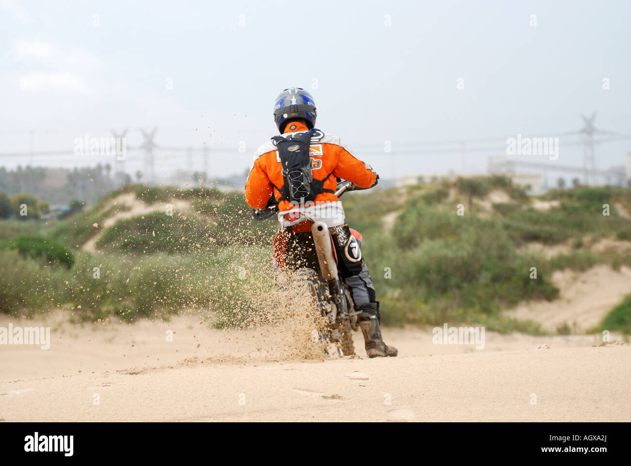 Israël Césarée course moto hors piste dans les dunes de sable près de la plage Banque D'Images