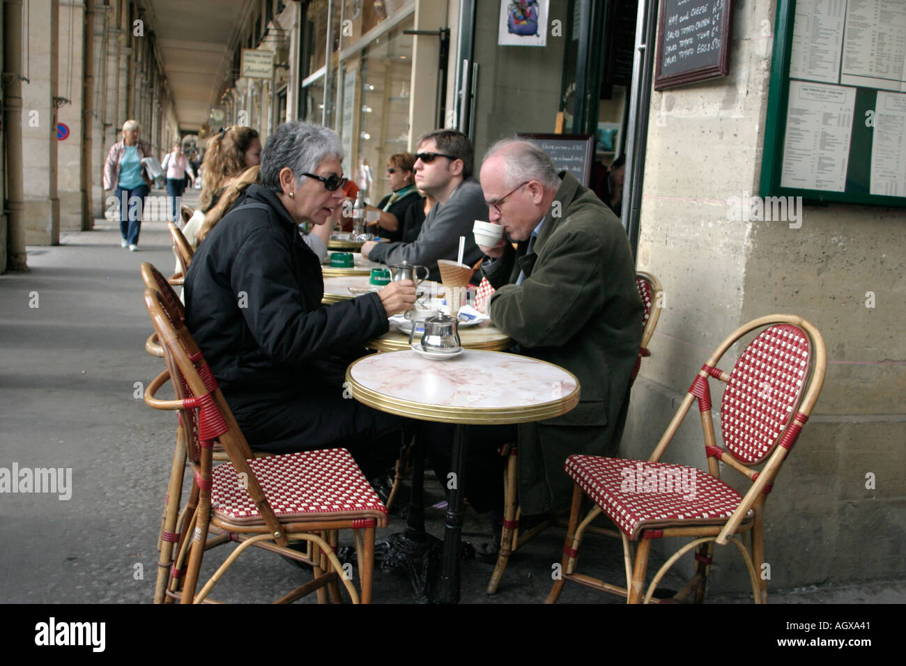 En dehors d'un café sous les arcades de la rue de Rivoli paris france Banque D'Images