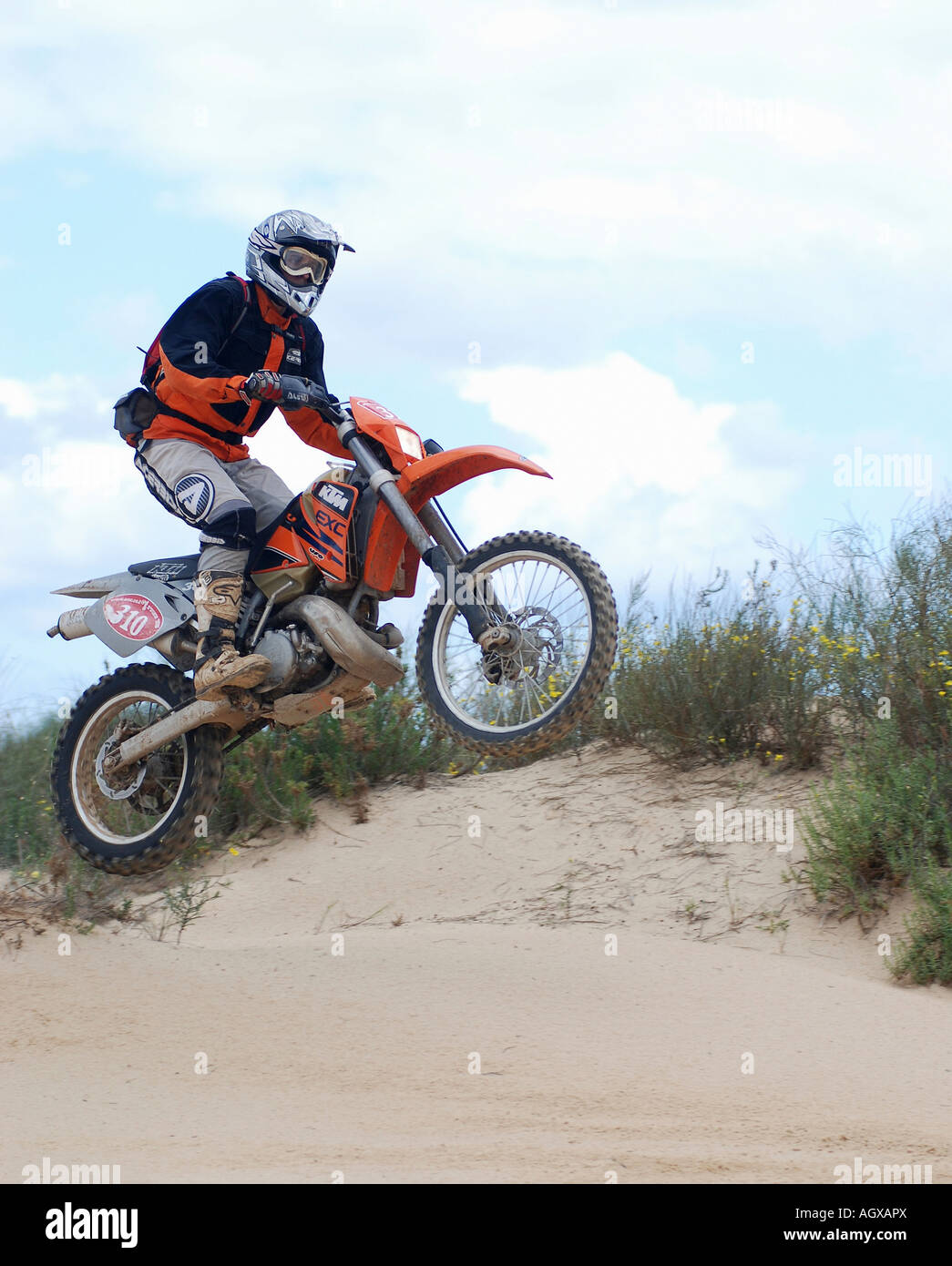 Israël Césarée course moto hors piste dans les dunes de sable près de la plage Banque D'Images