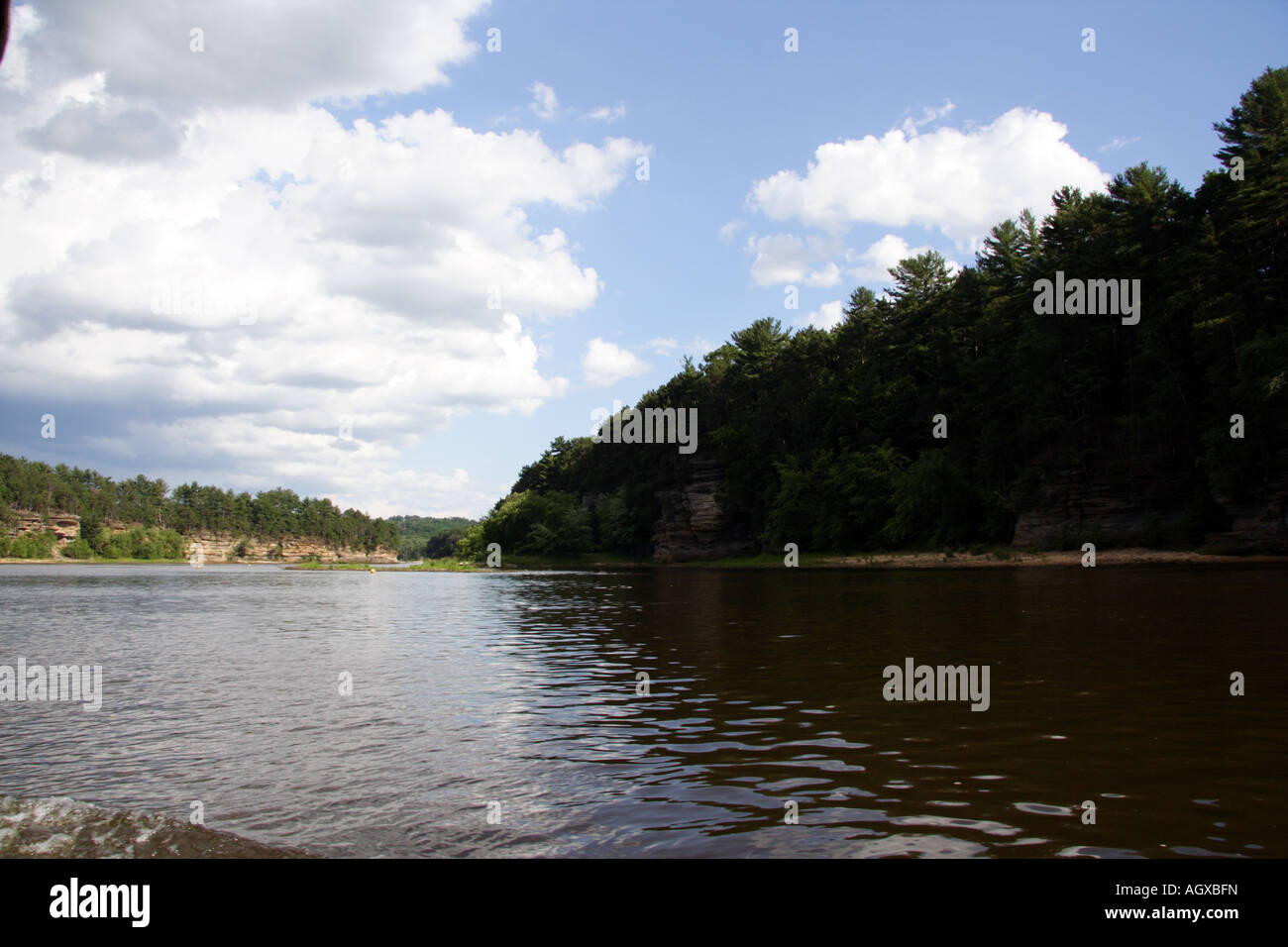 Rivière Wisconsin. Wisconsin Dells. Ciel bleu nuages blancs. Banque D'Images