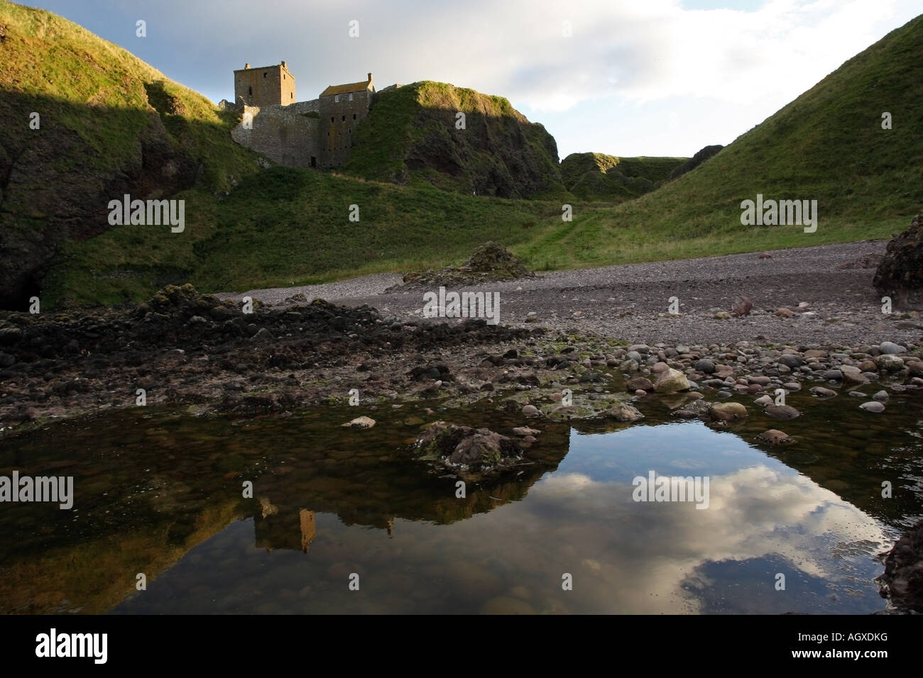 Dunnottar Castle sur un affleurement rocheux au-dessus de la mer du Nord près de Stonehaven, Aberdeenshire, Scotland, UK Banque D'Images