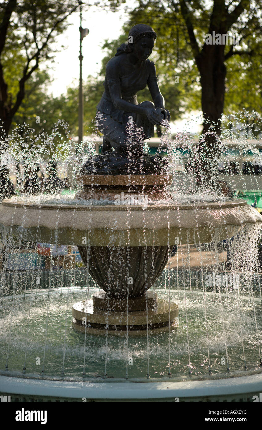 Fontaine à l'extérieur de Phra Sri Ratana chedi, le Grand Palais, Thaïlande Banque D'Images