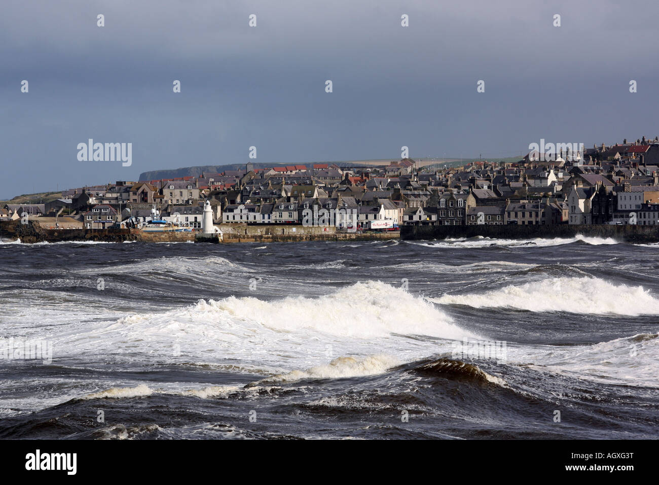 La ville de pêcheurs écossais de Macduff, Aberdeenshire, UK, vu en face de la baie de port de Banff. Banque D'Images