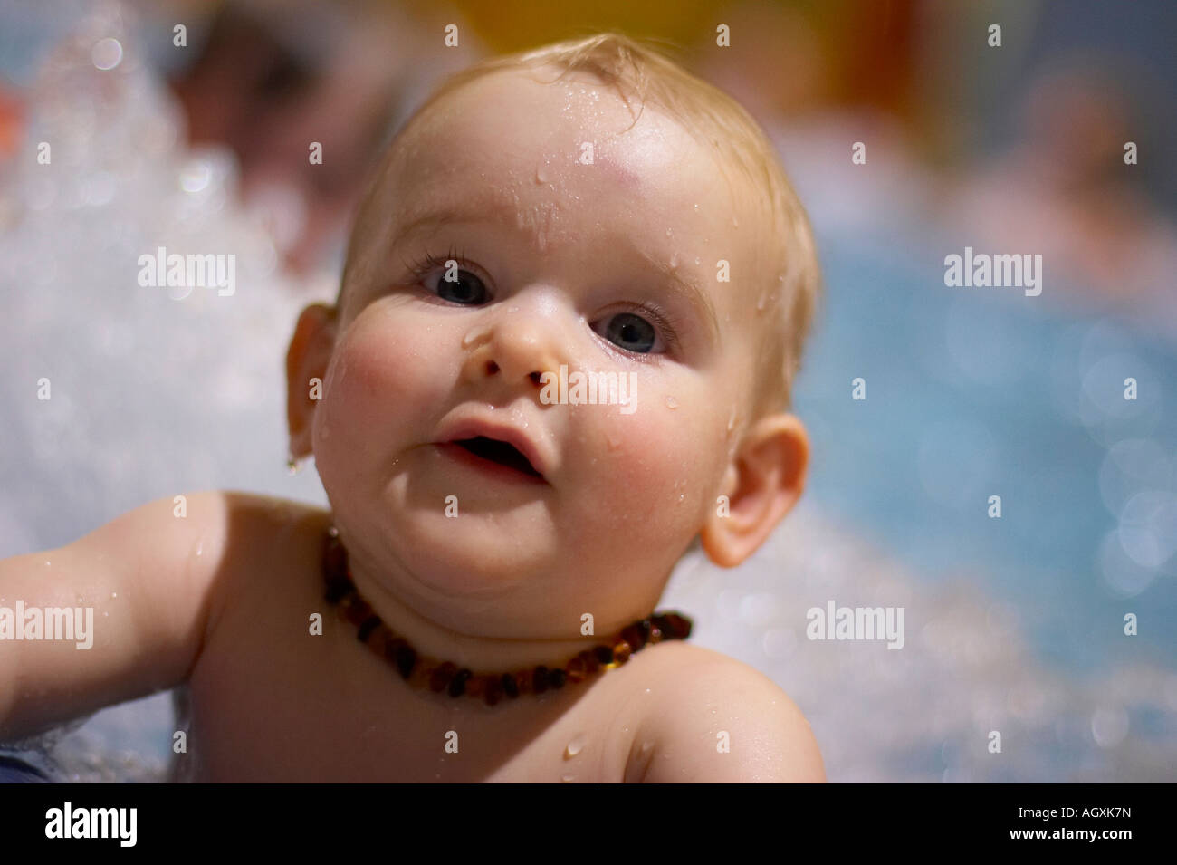 Bébé dans une baignoire Banque D'Images