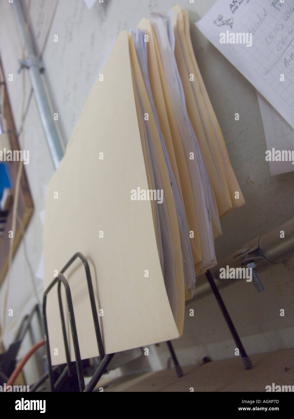 Des fichiers dans un rack dans une boutique d'ébénisterie Banque D'Images
