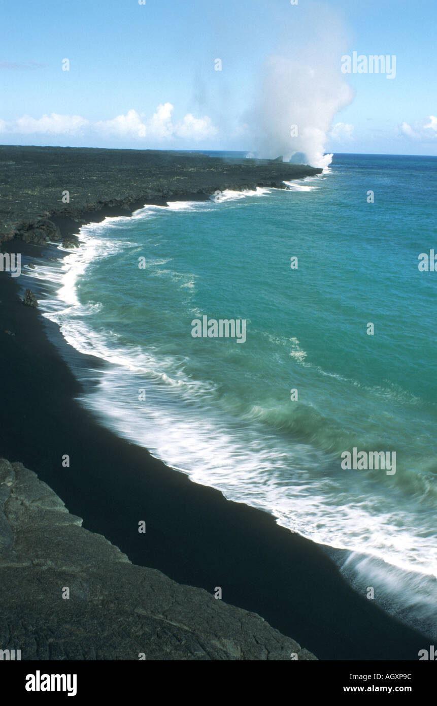 Plage de sable noir avec lave de tomber dans l'Océan Pacifique Banque D'Images