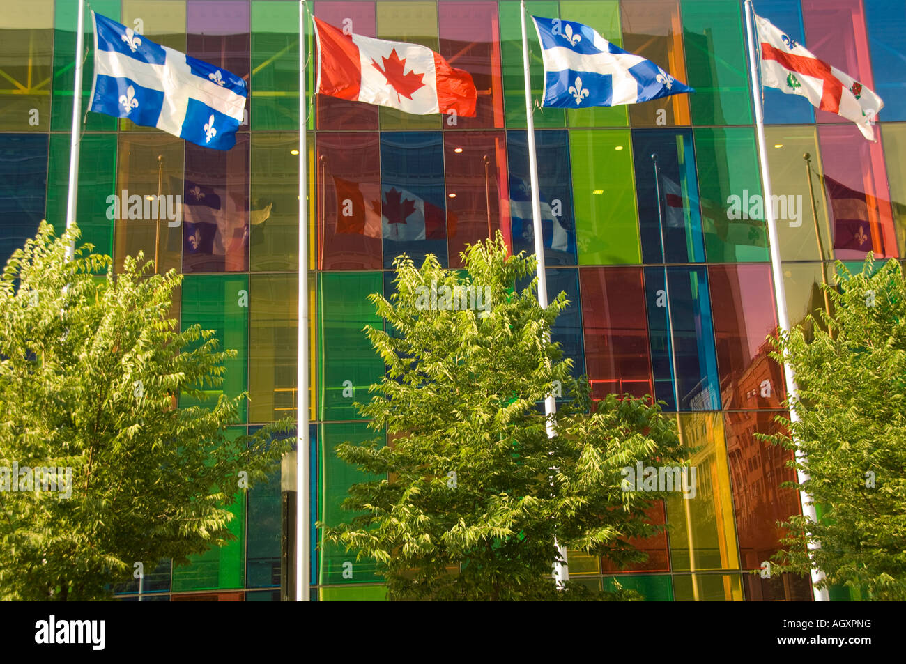 Canada Montréal Québec drapeaux flottants en face du Palais des Congrès de Montréal avec la province du Québec et du Canada Drapeaux de Montréal Banque D'Images