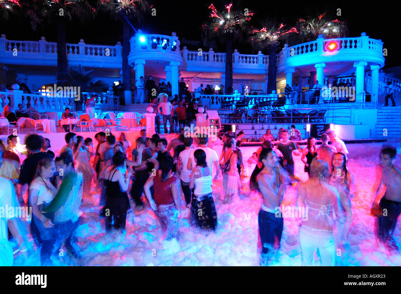 Jeunes à un mousse party à la discothèque Halikarnas Bodrum Turquie Photo  Stock - Alamy