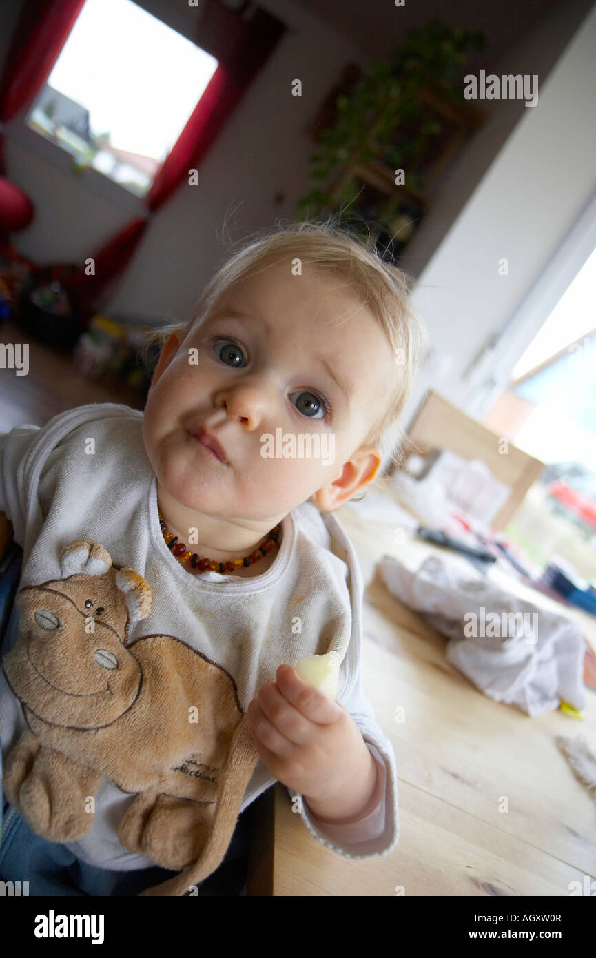 À la table de baby-sitting Banque D'Images