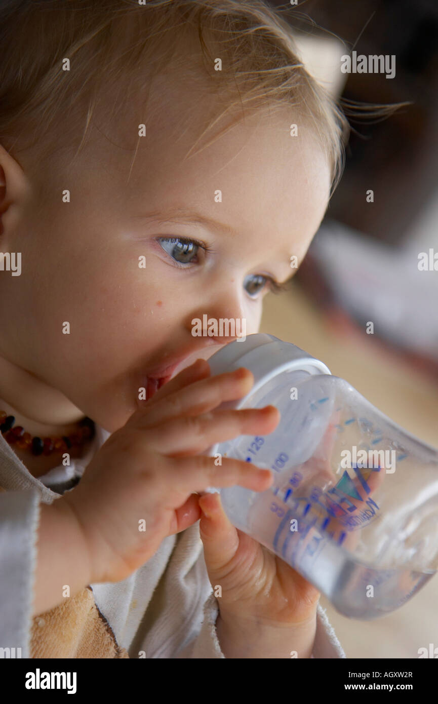 Bébé avec une bouteille d'eau Banque D'Images