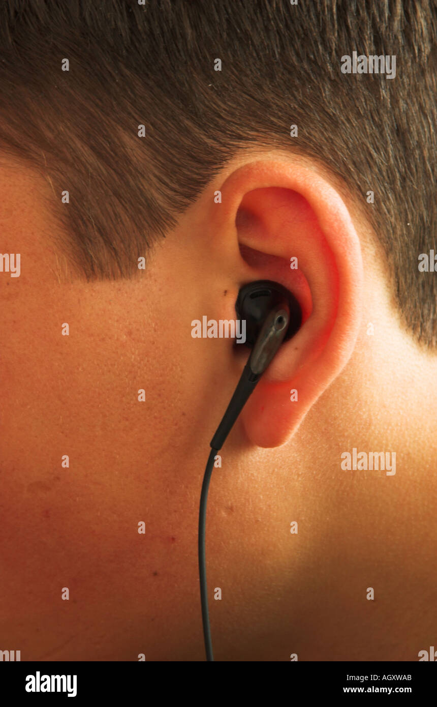 Adolescent avec dans l'oreille d'écouteurs d'écouter de la musique mp3  Photo Stock - Alamy