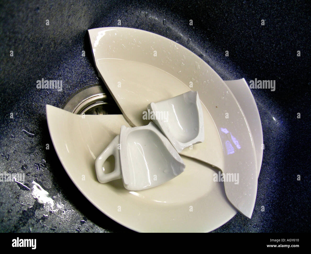 La vaisselle cassée dans un évier Photo Stock - Alamy
