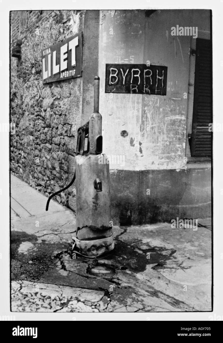 La photographie de rue ancienne pompe à eau et de la publicité dans un petit chemin dans le sud de la France Banque D'Images