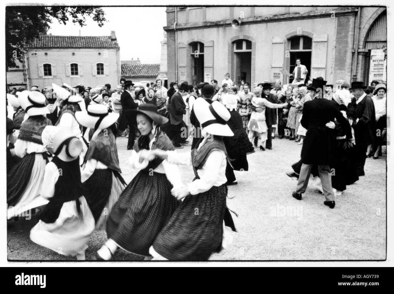 Street Photography festival traditionnel avec danses folkloriques dans le sud de la France Banque D'Images